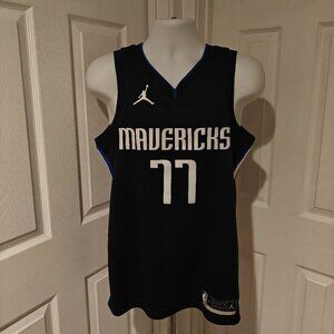 Jordan Dallas Mavericks Luka Doncic 2021/22 Statement Edition Jersey M 44 NBA